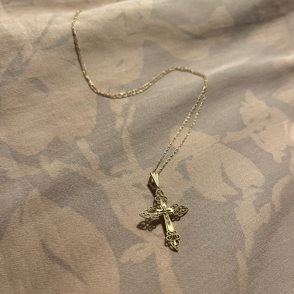 Elegant 14k Gold Filigree Cross Pendant Necklace